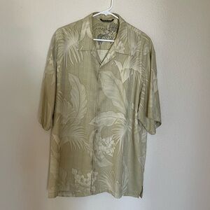 Tommy Bahama Men’s Multi Color Green Hawaiian Floral Short Sleeve Shirt. Size L